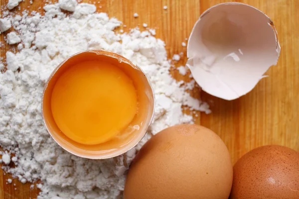 Eggs and flour — Stock Photo, Image