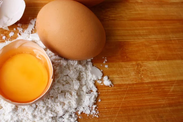 卵と小麦粉 — ストック写真