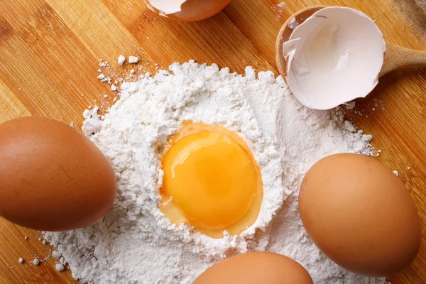 Яйца и мука — стоковое фото