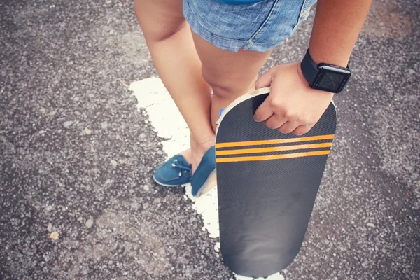 Menina com skate — Fotografia de Stock