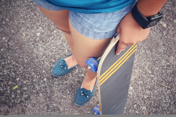 Giovane ragazza con skateboard — Foto Stock