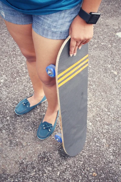 Menina com skate — Fotografia de Stock