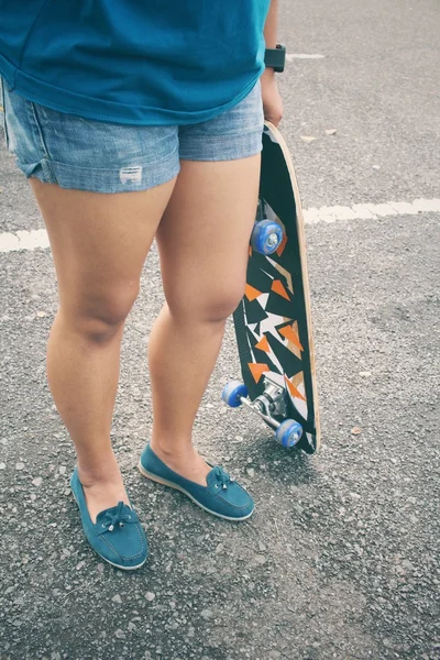 Jong meisje met skateboard — Stockfoto