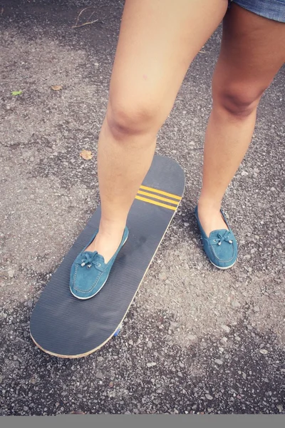 Jong meisje met skateboard — Stockfoto