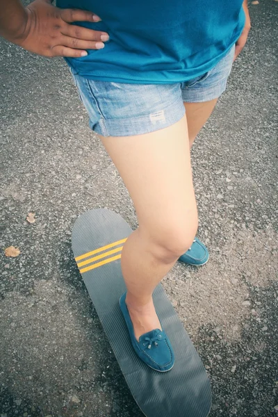 Jong meisje met skateboard — Stockfoto