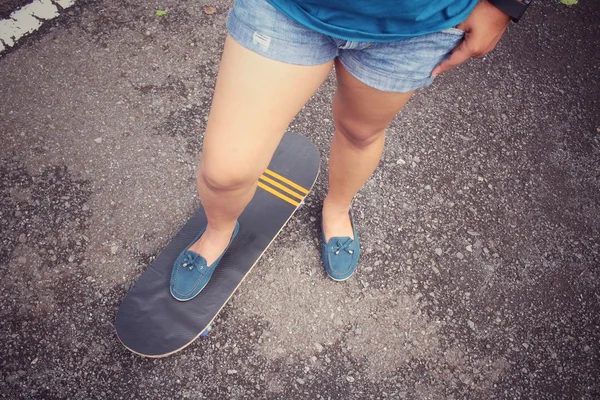 Young girl with skateboard — Stock Photo, Image