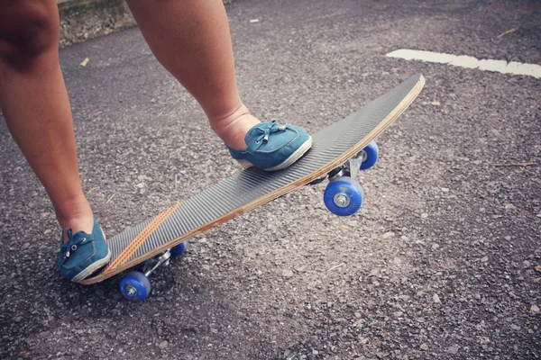 Mladá dívka s skateboardem — Stock fotografie