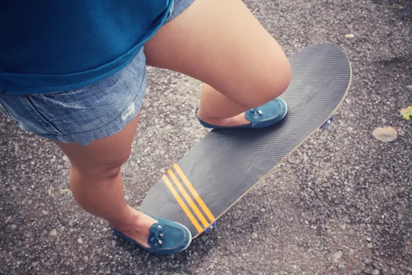 Mladá dívka s skateboardem — Stock fotografie