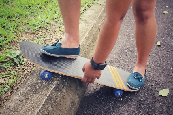 Jong meisje met skateboard — Stockfoto