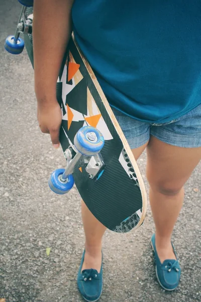 Молодая девушка со скейтбордом — стоковое фото