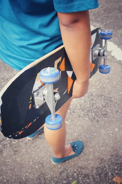 Giovane ragazza con skateboard — Foto Stock