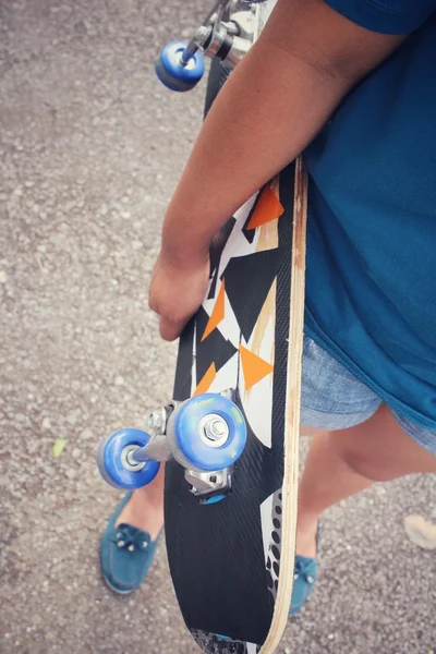 Ung flicka med skateboard — Stockfoto