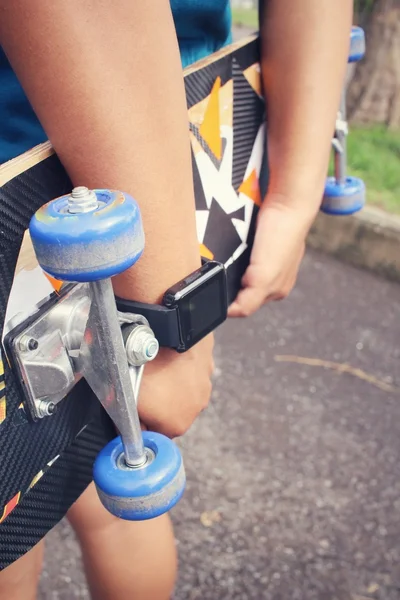Ung flicka med skateboard — Stockfoto