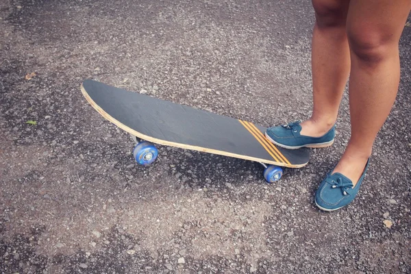 Mladá dívka s skateboardem — Stock fotografie