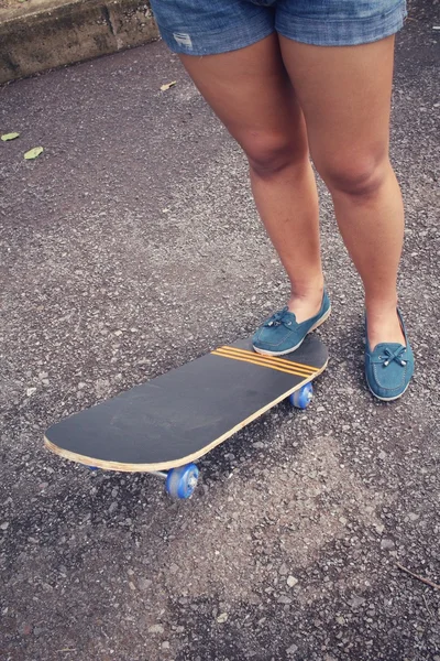 Menina com skate — Fotografia de Stock