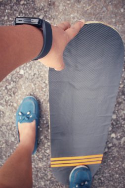 Kaykay ile genç kızın Selfie