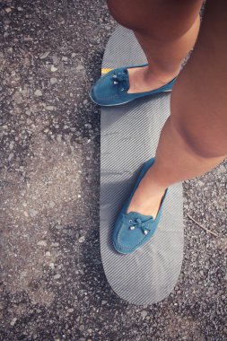 Kaykay ile genç kızın Selfie