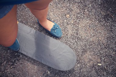 Kaykay ile genç kızın Selfie