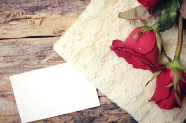 kırmızı gül ile boş kartı