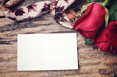 kırmızı gül ile boş kartı