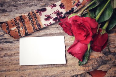 kırmızı gül ile boş kartı