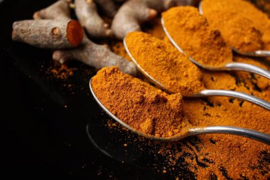 Kökleri ve toz zerdeçal