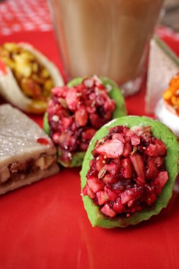 Süt çay ile Hint Tatlılar