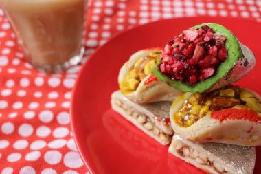 Süt çay ile Hint Tatlılar