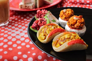 Süt çay ile Hint Tatlılar