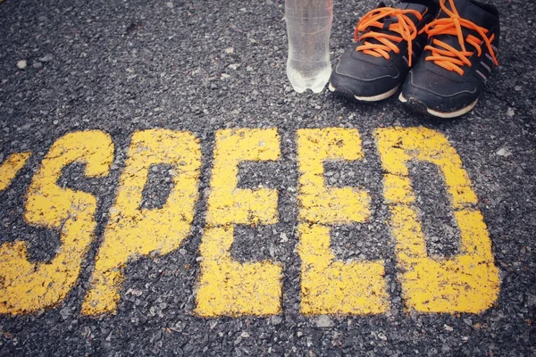 Sapatos esportivos com velocidade na estrada — Fotografia de Stock