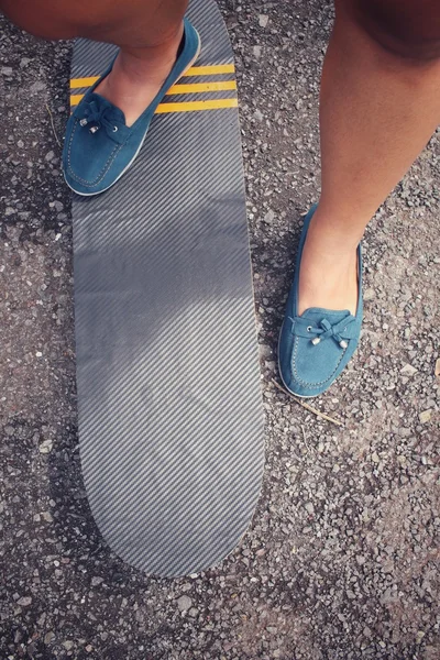 Селфи молодой девушки со скейтбордом — стоковое фото