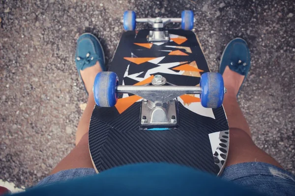 Selfie de menina com skate — Fotografia de Stock