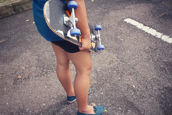Молода дівчина зі скейтбордом — стокове фото