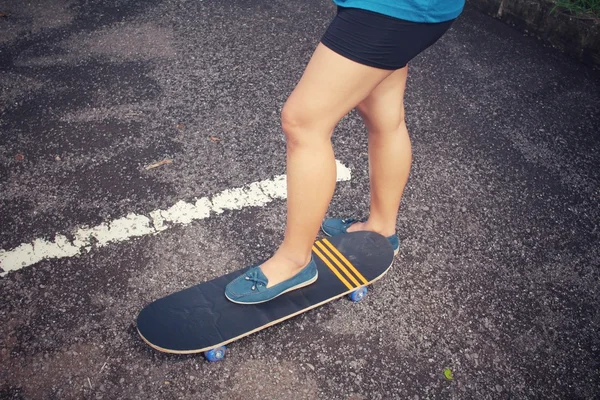 Jong meisje met skateboard — Stockfoto