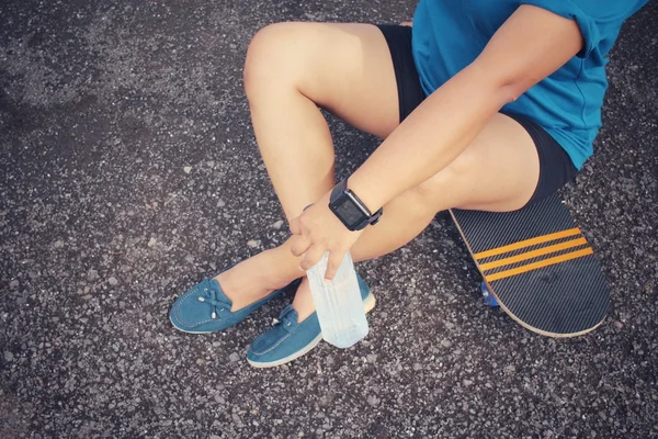 Young girl with skateboard — Stock Photo, Image