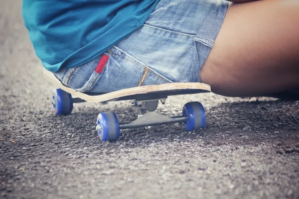Young girl with skateboard — Stock Photo, Image