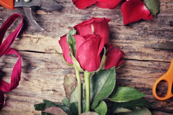 Buket kırmızı gül çiçek yapma kadın