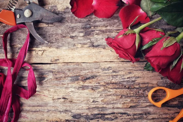 Buket kırmızı gül çiçek yapma kadın