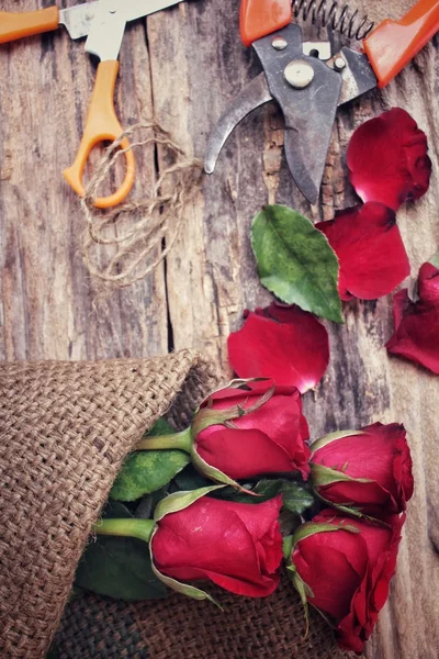 Buket kırmızı gül çiçek yapma kadın