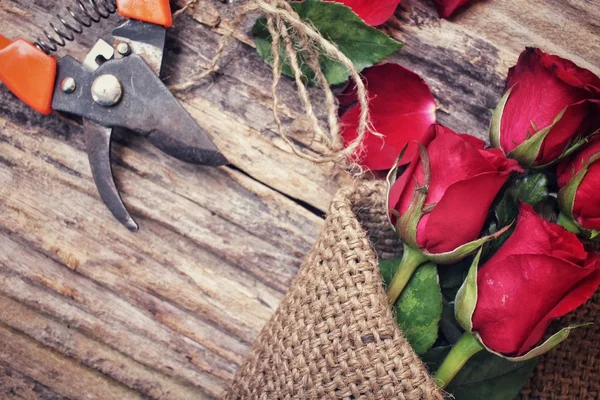 Buket kırmızı gül çiçek yapma kadın