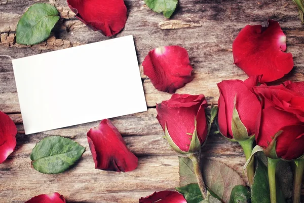 Tarjeta en blanco con rosas rojas — Foto de Stock