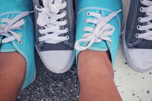 Selfie de zapatillas con pareja masculina y femenina —  Fotos de Stock