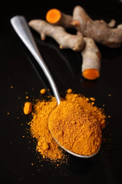 Roots and powder turmeric — Stock Photo, Image