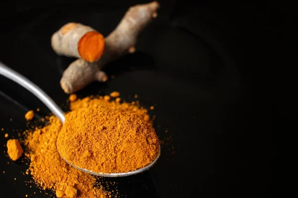 Roots and powder turmeric — Stock Photo, Image