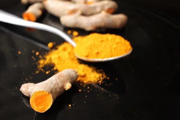 Roots and powder turmeric — Stock Photo, Image