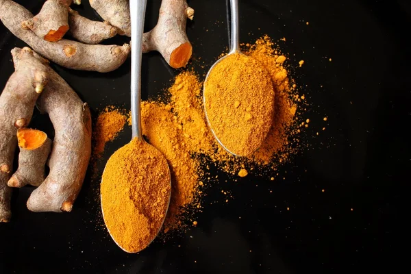 Roots and powder turmeric — Stock Photo, Image