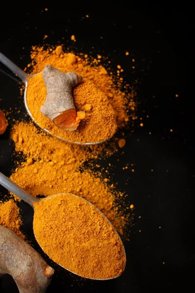 Roots and powder turmeric — Stock Photo, Image