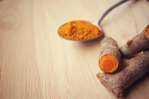 Roots and powder turmeric — Stock Photo, Image