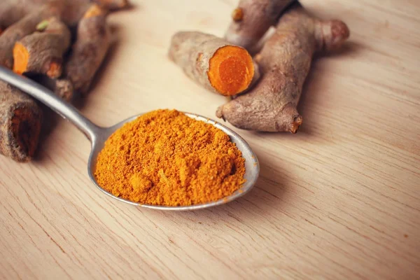 Roots and powder turmeric — Stock Photo, Image