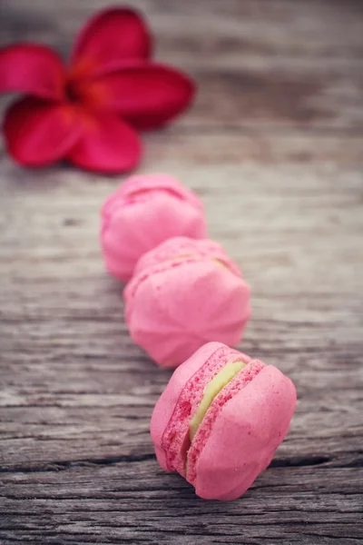 Franska mandelbiskvier med rosa blommor — Stockfoto